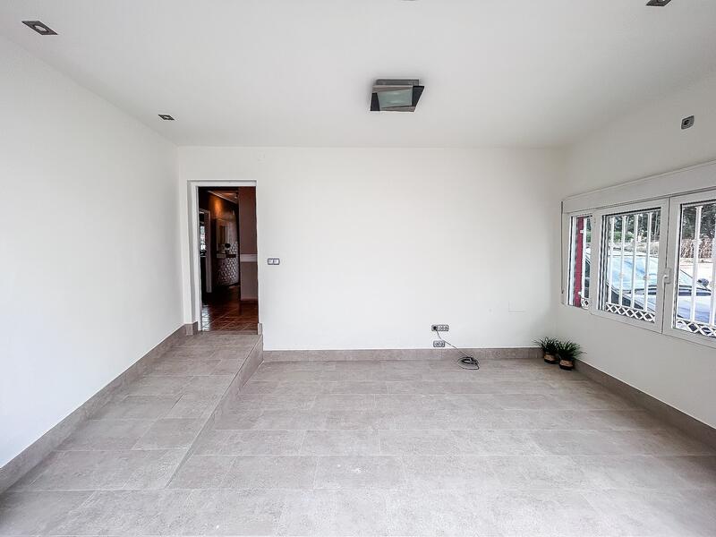 5 bedroom Townhouse for sale