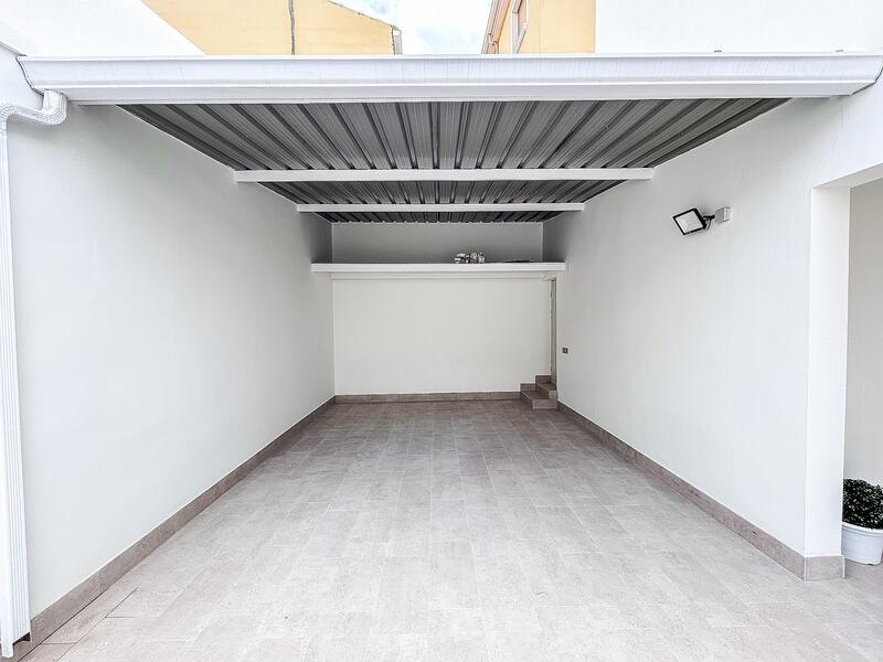 5 bedroom Townhouse for sale