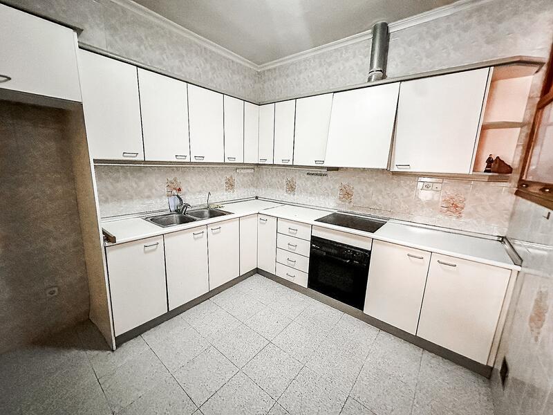 3 спальная комната городская тюрьма продается