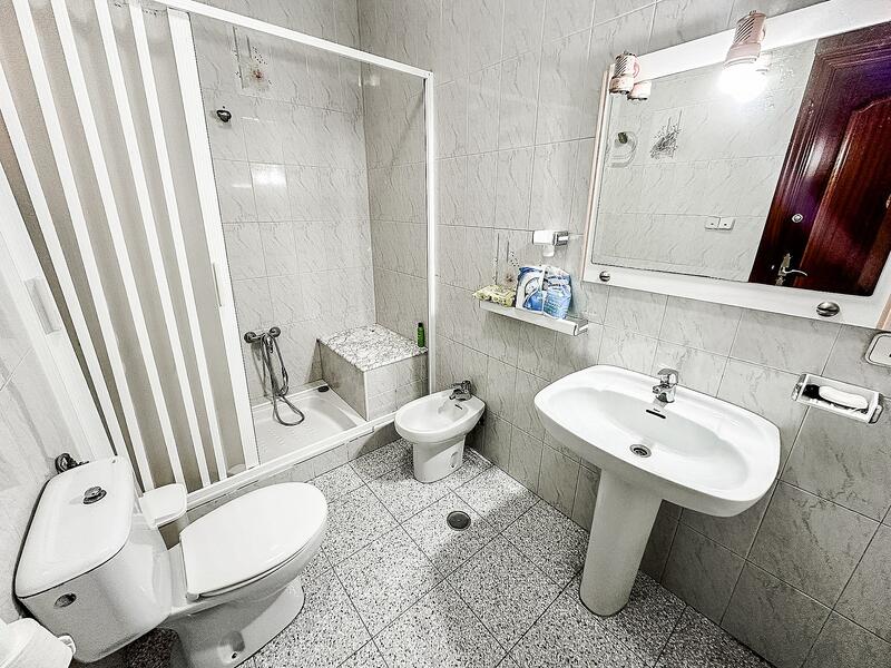 3 спальная комната городская тюрьма продается