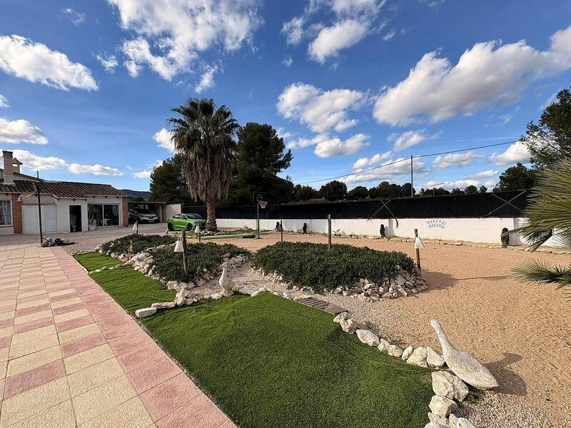 8 bedroom Villa for sale