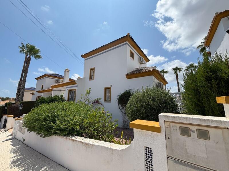 Villa til salgs i Los Almendros (Orihuela-Costa), Alicante