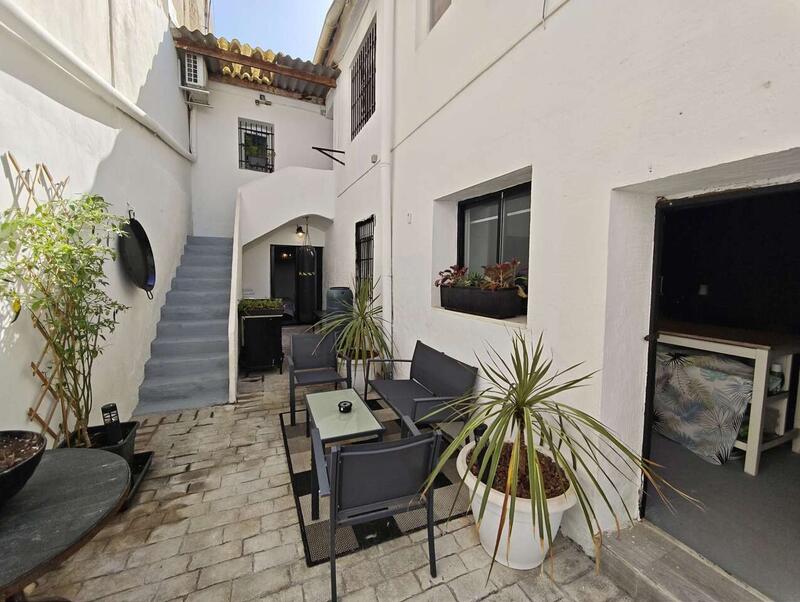 5 bedroom Townhouse for sale