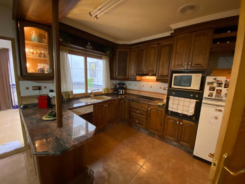 5 bedroom Townhouse for sale