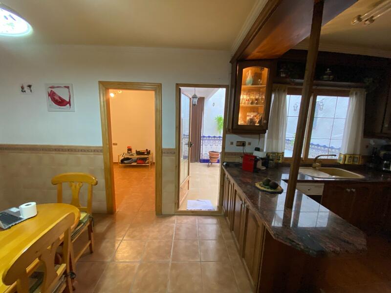 5 bedroom Townhouse for sale