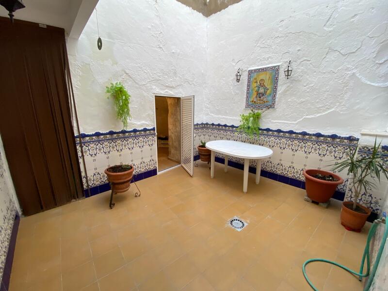 5 bedroom Townhouse for sale