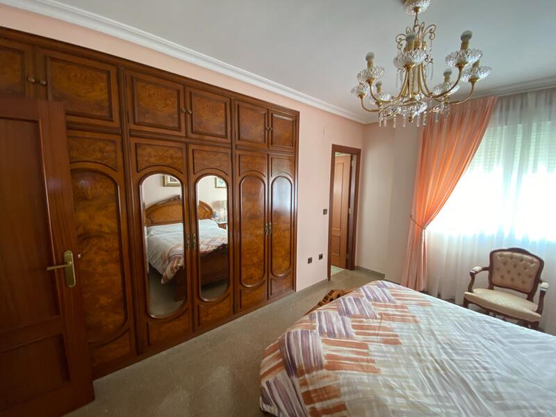 7 bedroom Townhouse for sale