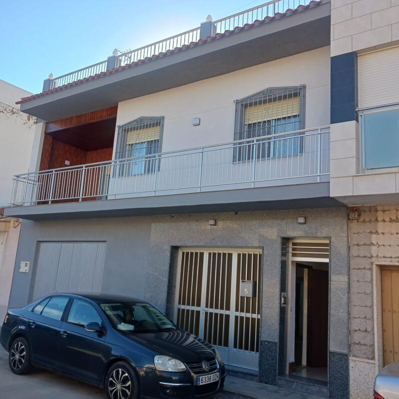 6 bedroom Townhouse for sale