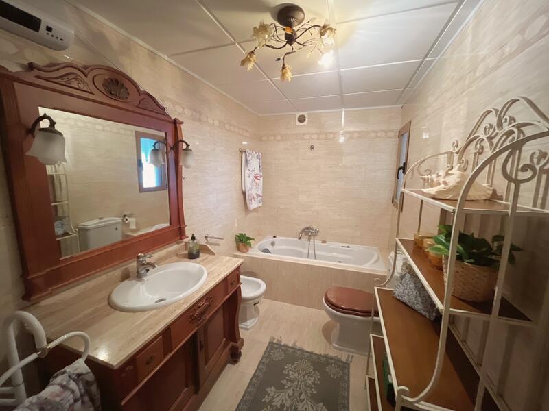 6 bedroom Country House for sale