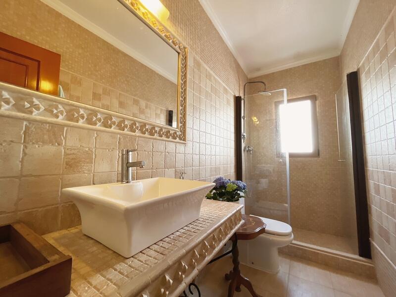 6 bedroom Country House for sale