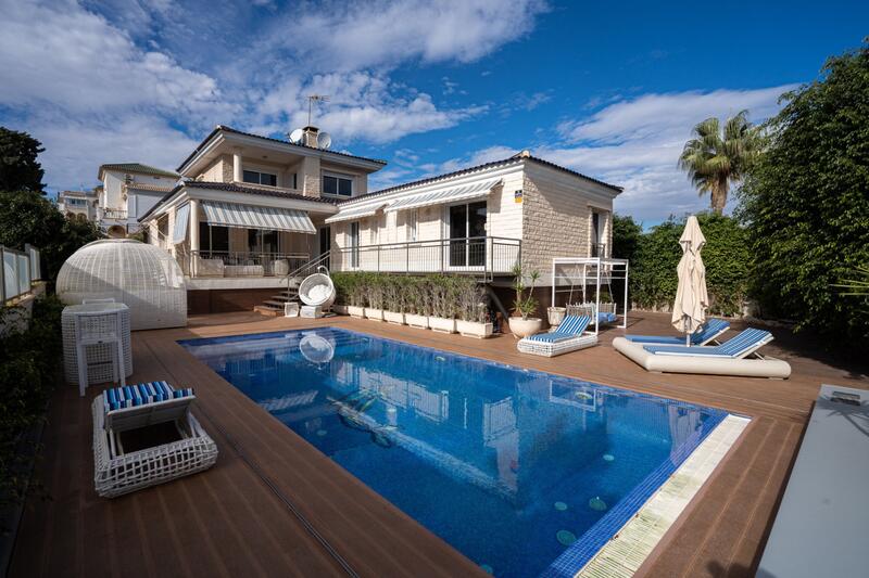 Villa en venta en La Mata, Alicante