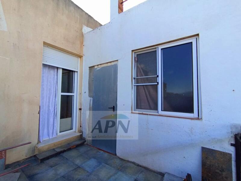 5 bedroom Townhouse for sale