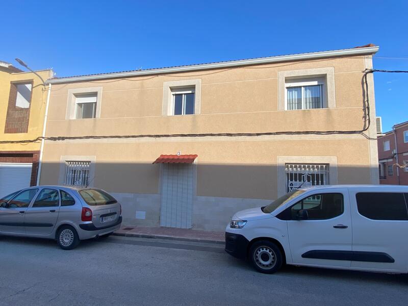 4 bedroom Townhouse for sale