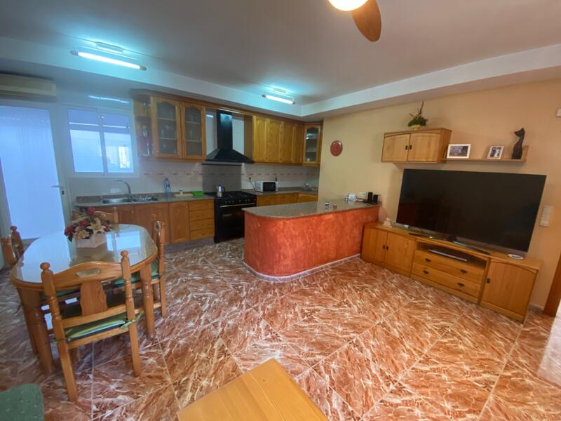 4 bedroom Townhouse for sale