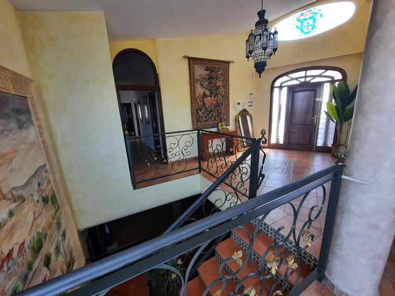 6 bedroom Villa for sale