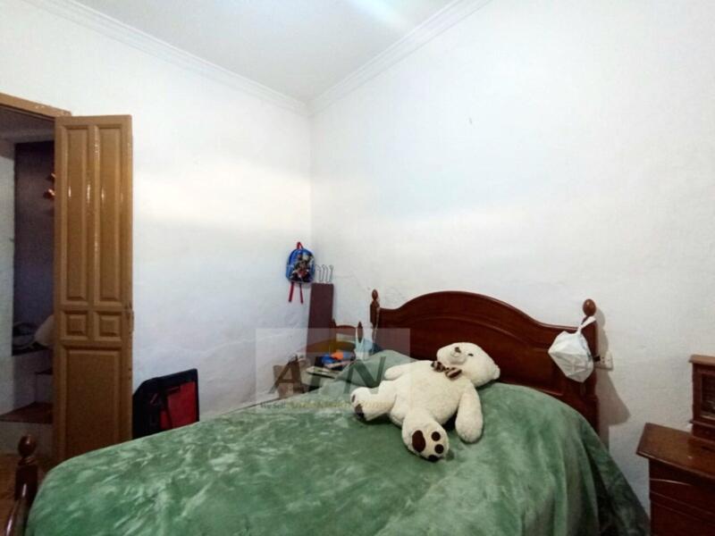 4 bedroom Townhouse for sale