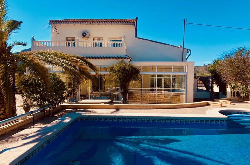 5 bedroom Country House for sale