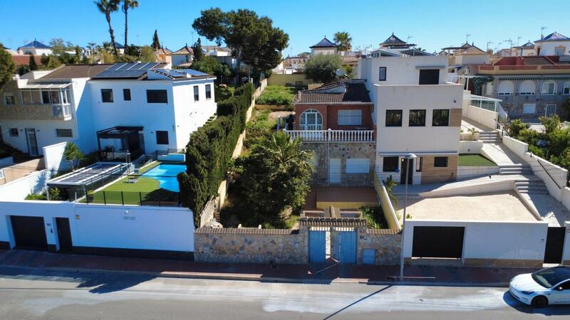 Villa til salgs i Torrevieja, Alicante