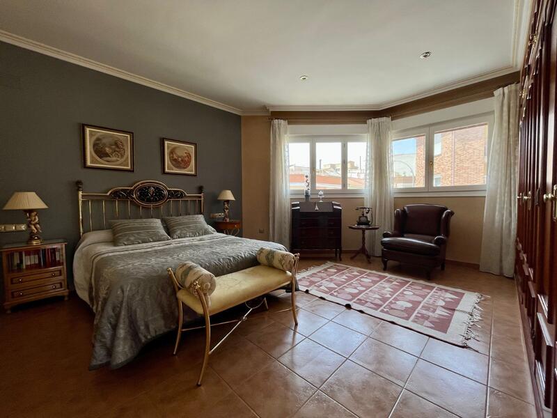 4 bedroom Townhouse for sale