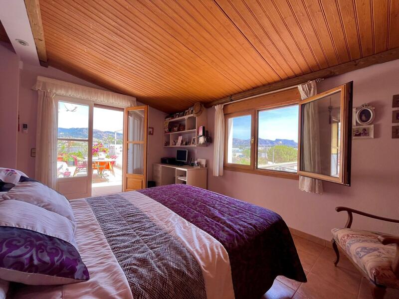 4 bedroom Townhouse for sale