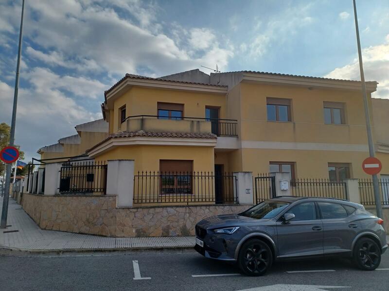 4 slaapkamer Gezinswoning Te koop