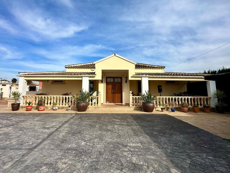 Country House for sale in Heredades, Alicante