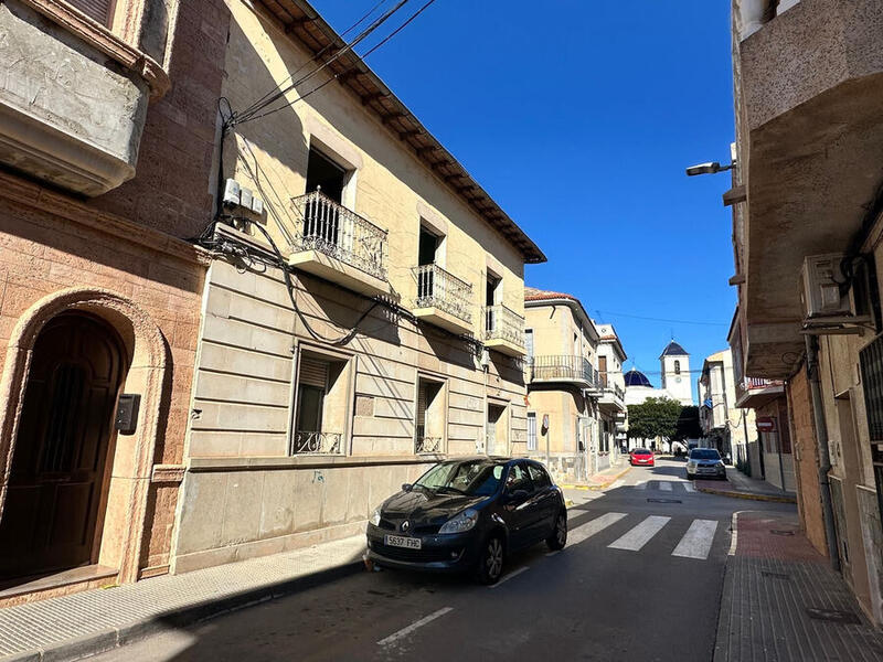 4 bedroom Apartment for sale