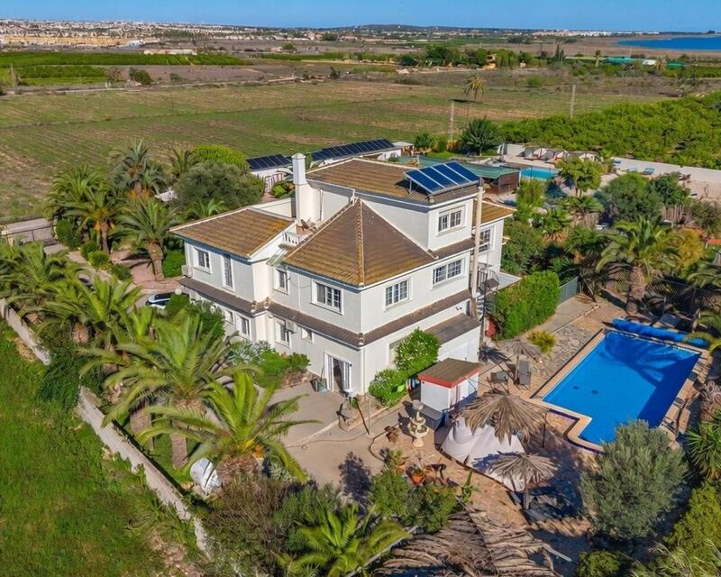 10 bedroom Villa for sale