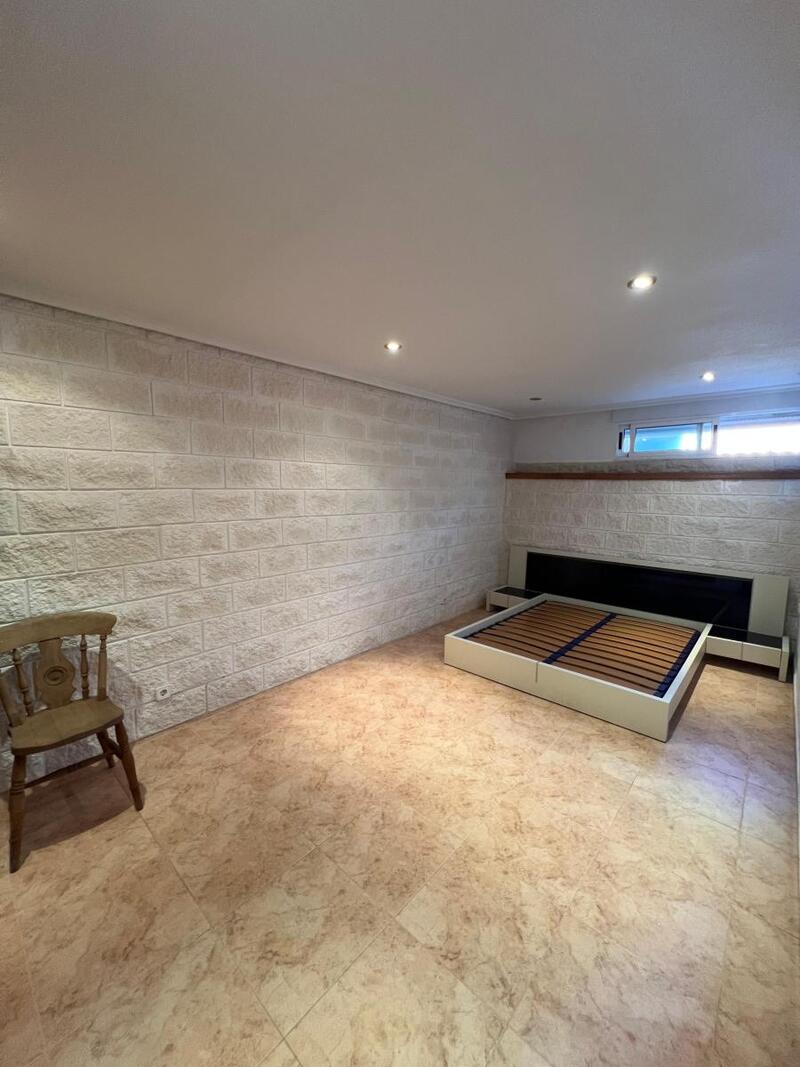 4 bedroom Townhouse for sale