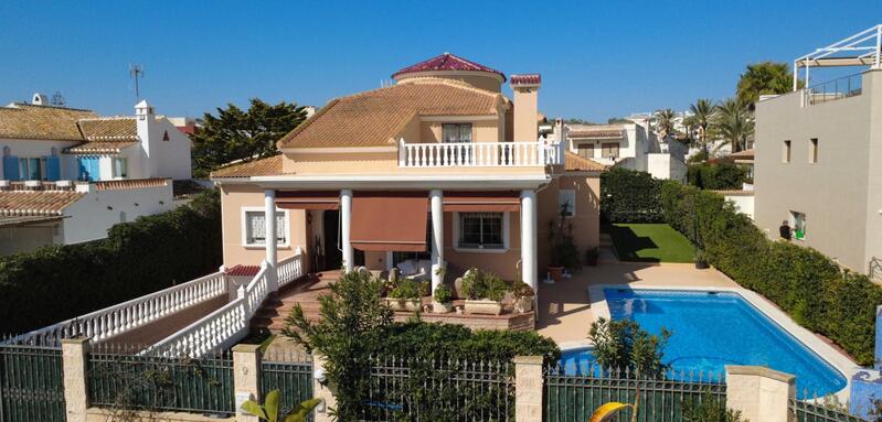 вилла продается в Torrevieja, Alicante