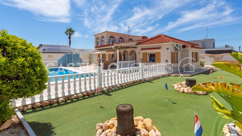 Villa en venta en Torrevieja, Alicante