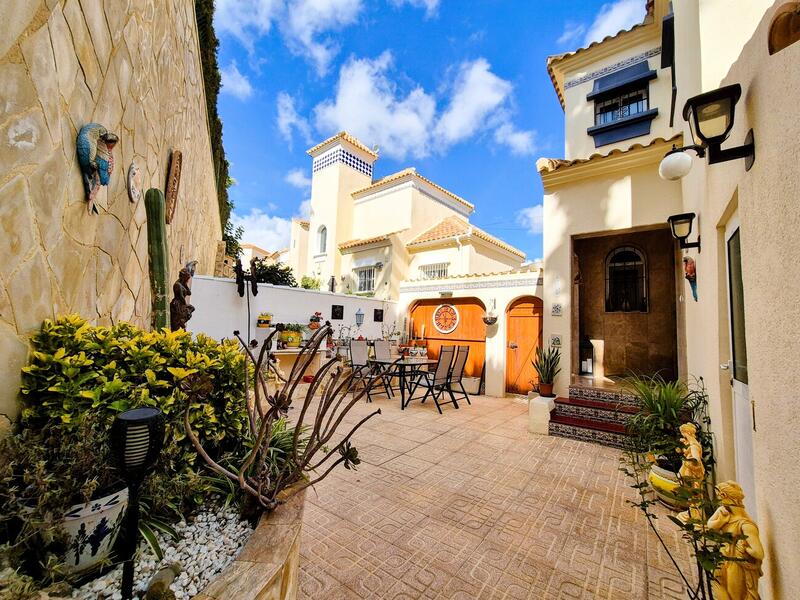 Villa Te koop in Villamartin, Alicante