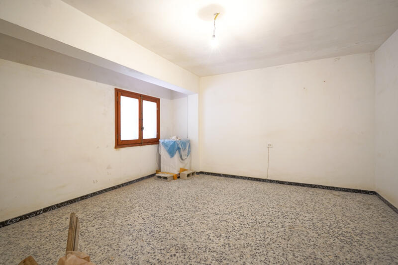 7 bedroom Townhouse for sale