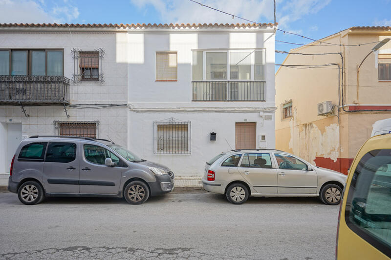 7 bedroom Townhouse for sale