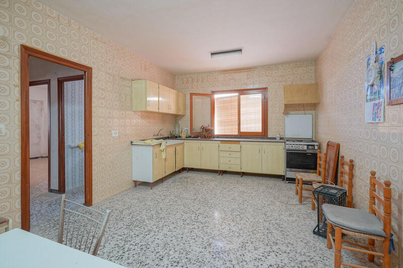 7 bedroom Townhouse for sale