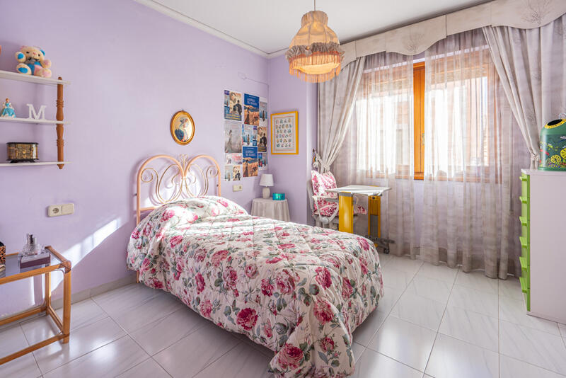 4 slaapkamer Gezinswoning Te koop 4 slaapkamer Gezinswoning Te koop