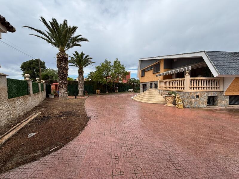 Villa for sale in Petrer, Alicante