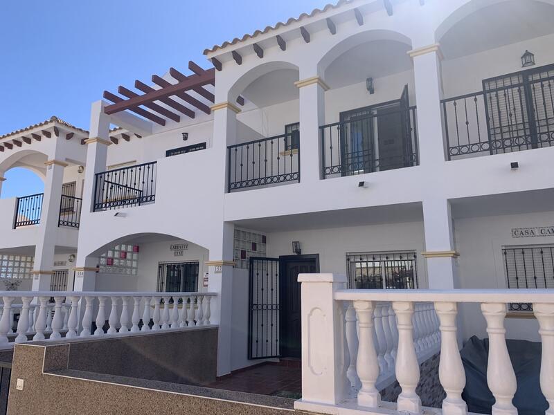 Byhus til salg i Punta Prima, Alicante