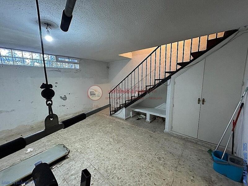 5 bedroom Townhouse for sale