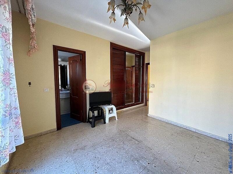5 bedroom Townhouse for sale