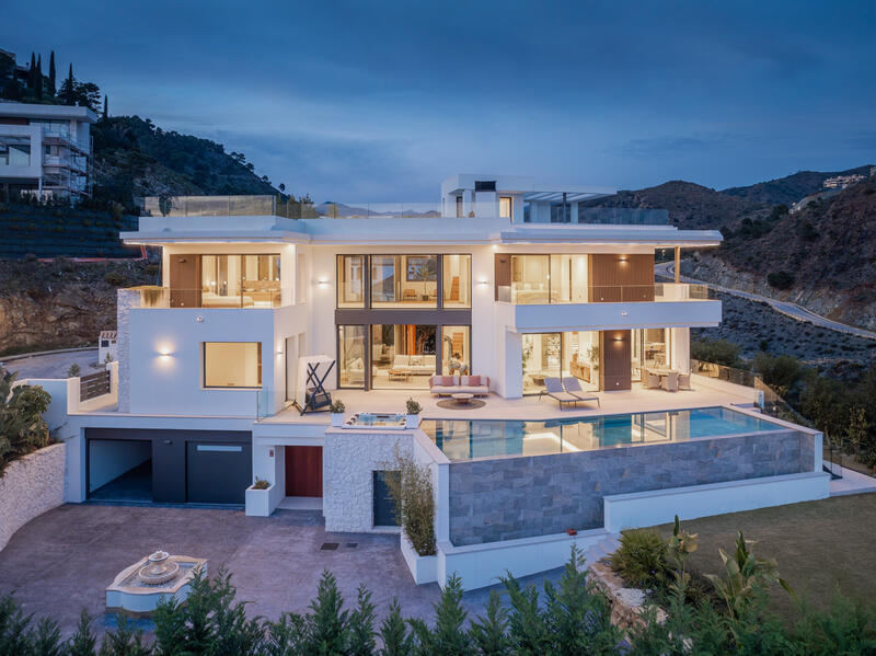 Villa for sale in Benahavis, Málaga