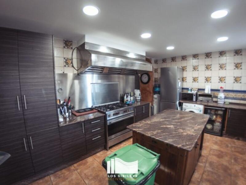 8 bedroom Villa for sale