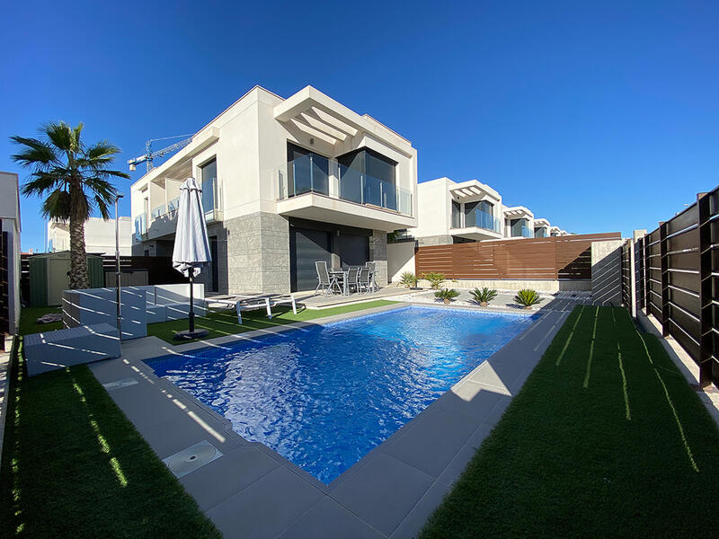 Villa til salg i Los Montesinos, Alicante