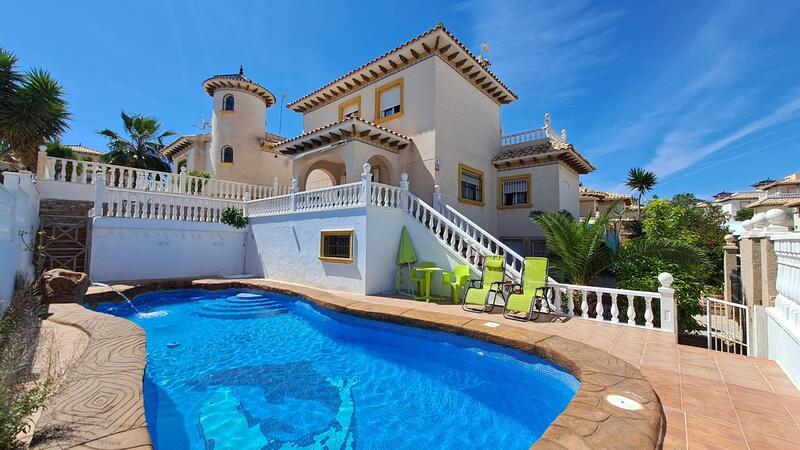 Villa en venta en La Zenia, Alicante