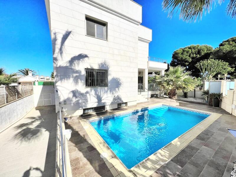 Villa en venta en La Zenia, Alicante