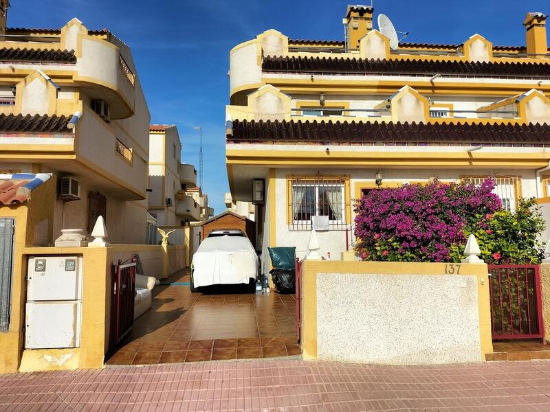 Rekkehus til salgs i Playa Flamenca, Alicante