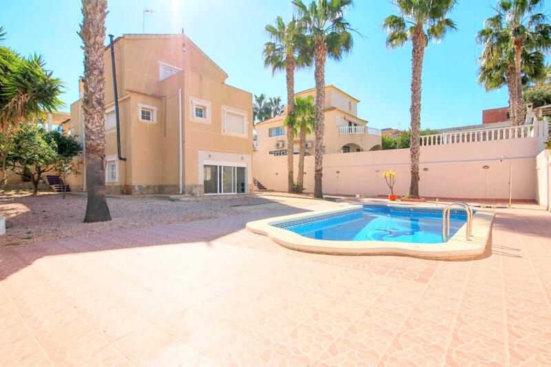 Villa en venta en La Zenia, Alicante