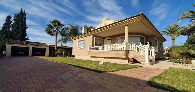 Villa en venta en El Raal, Murcia