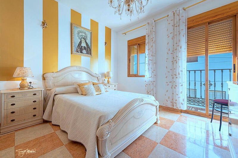 4 bedroom Townhouse for sale