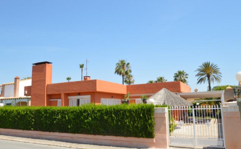 Villa en venta en Torrevieja, Alicante